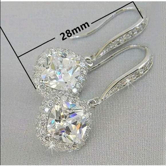 - Gorgeous Sea Blue Crystal Drop Earrings.. 925 Filled - Picture 7 of 10